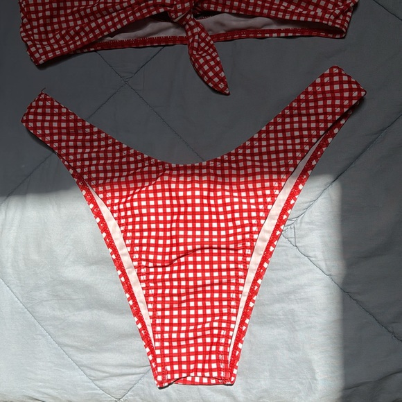 Bikini - Picture 3 of 7